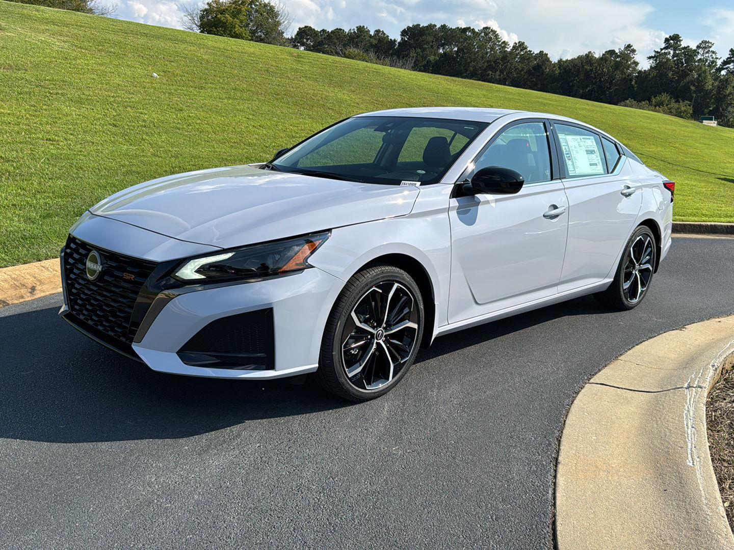 2025 Nissan Altima SR photo 2