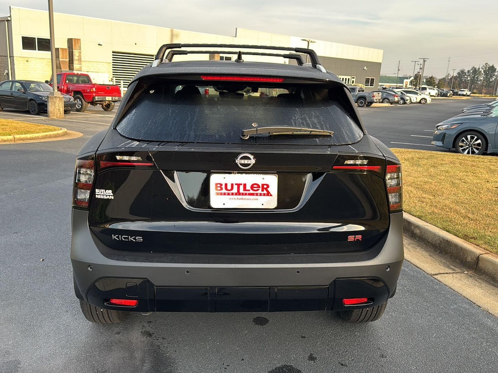 2026 Nissan Kicks SR photo 3