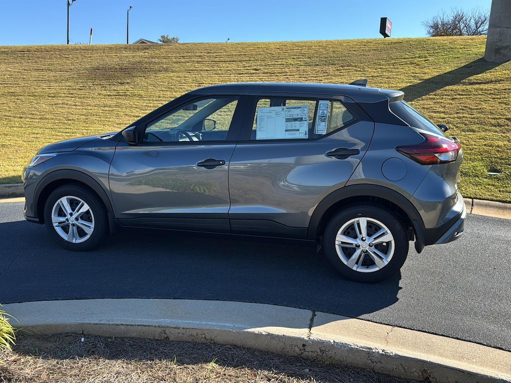2025 Nissan Kicks Play S photo 3