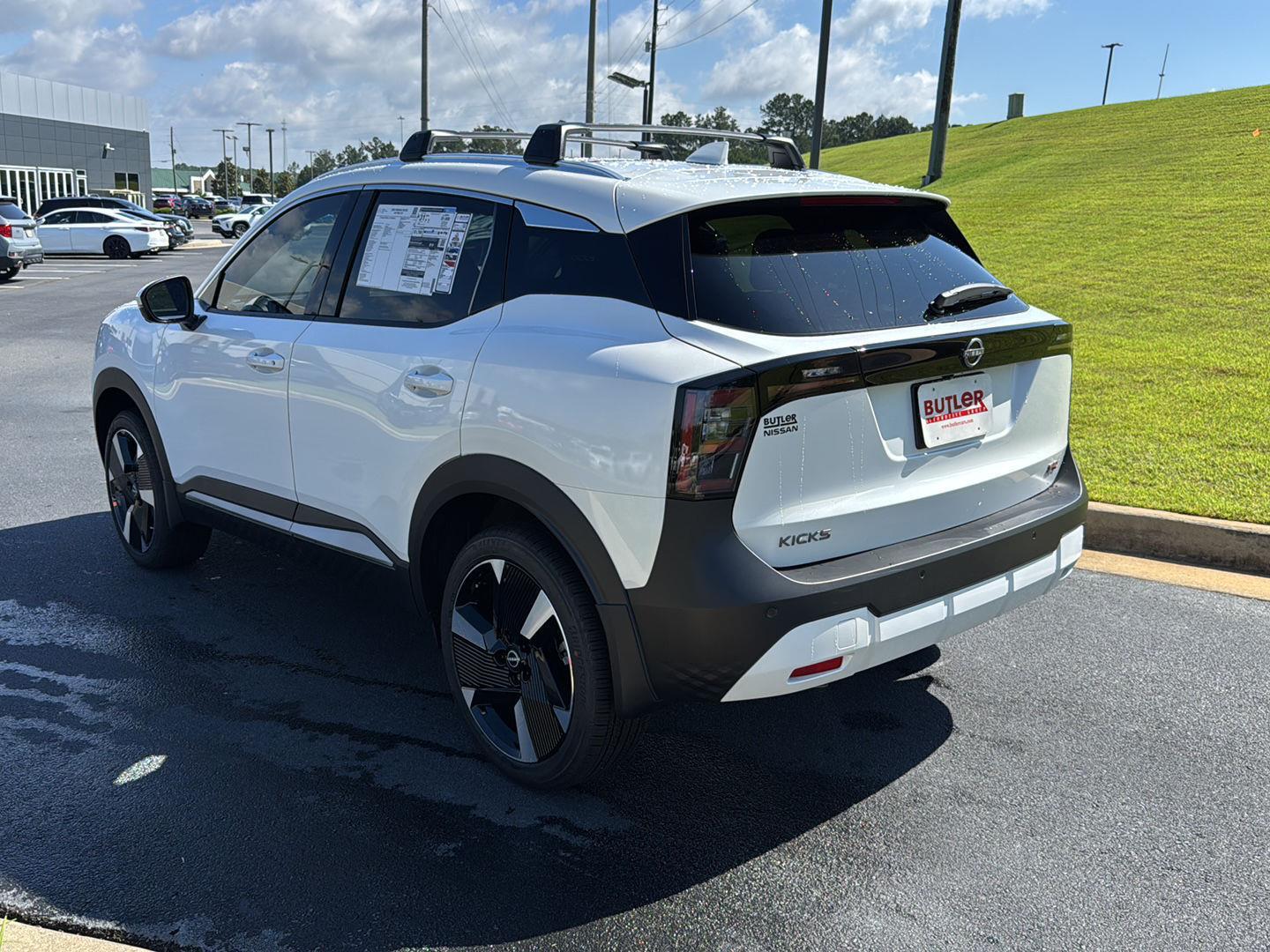 2025 Nissan Kicks SR photo 3