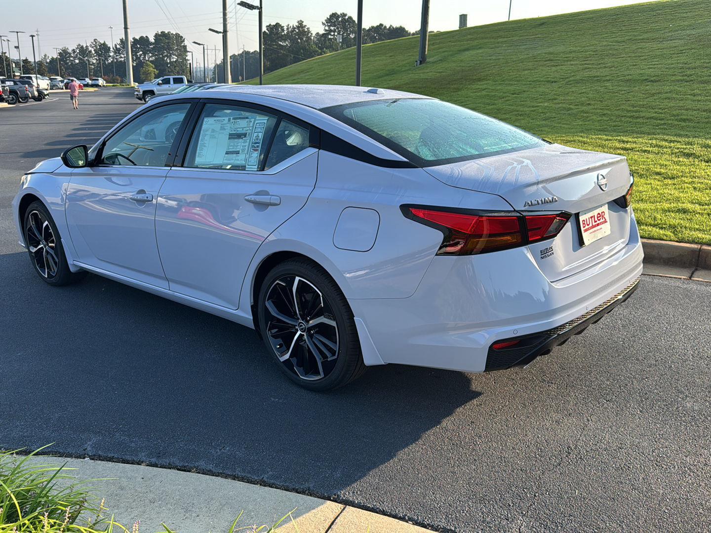 2025 Nissan Altima SR photo 3