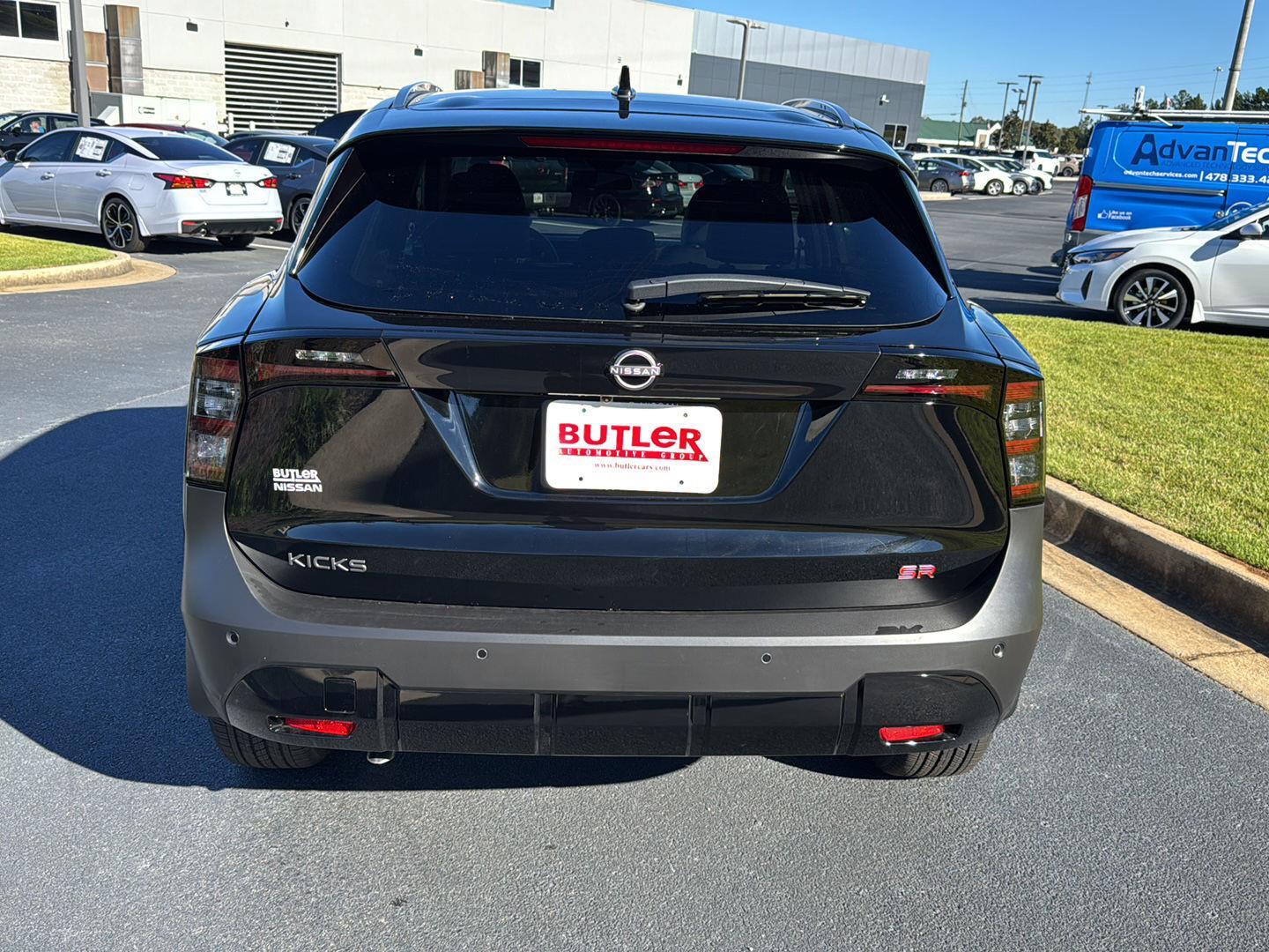 2026 Nissan Kicks SR photo 4