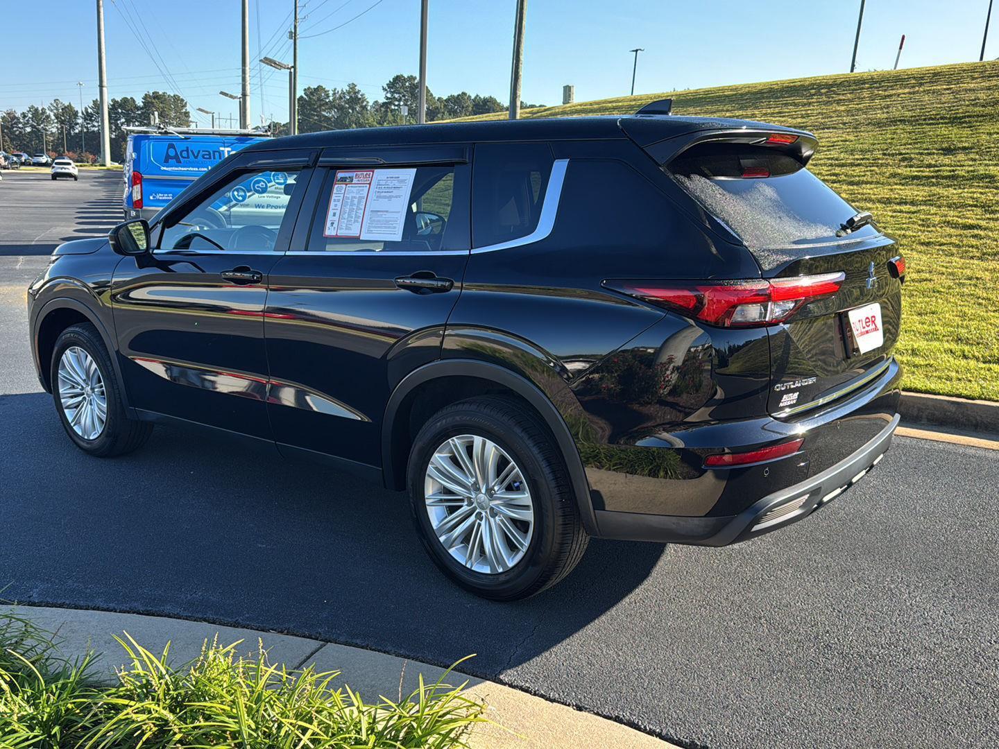 2024 Mitsubishi Outlander ES photo 2