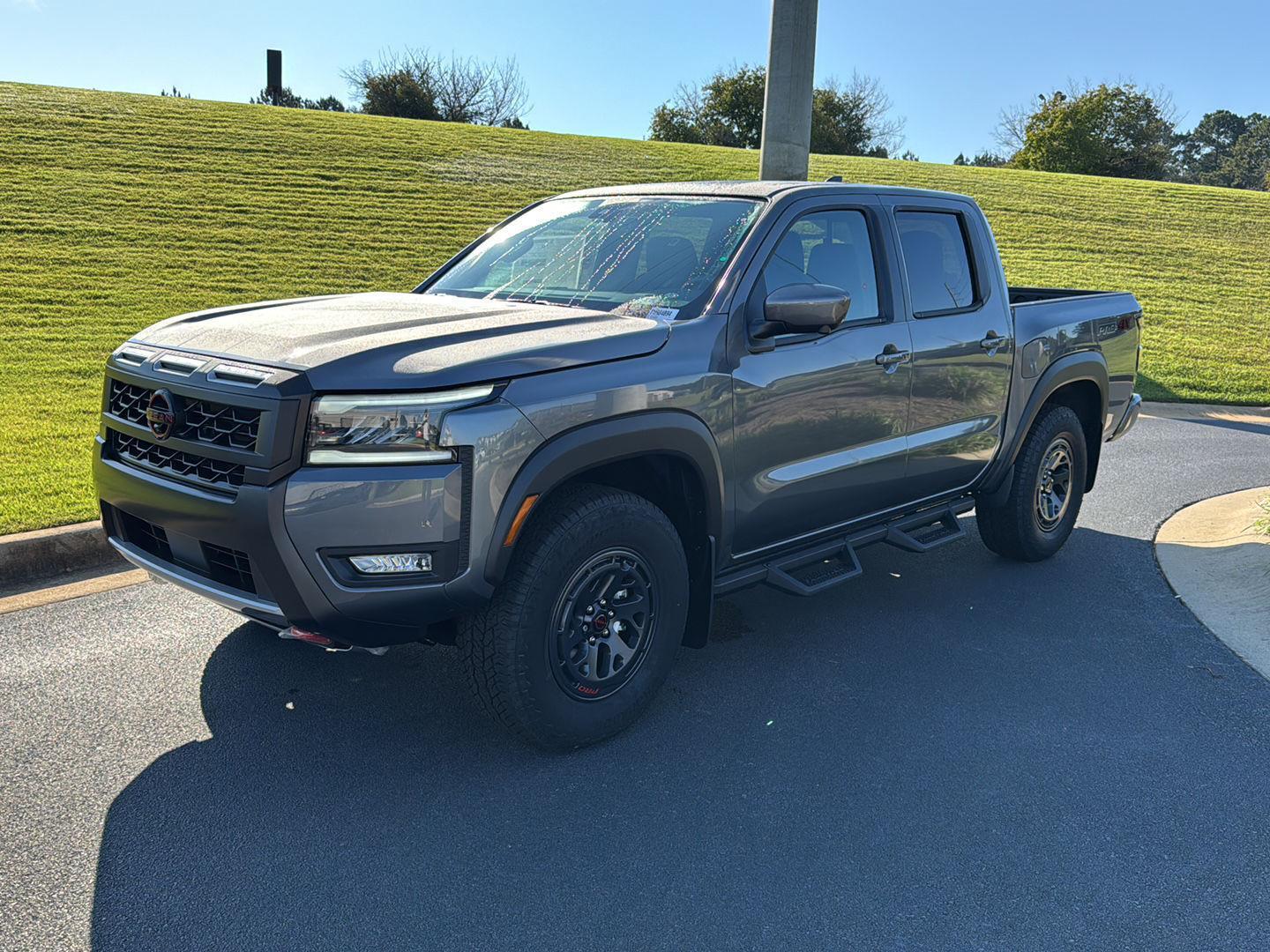 2026 Nissan Frontier PRO-4X photo 2