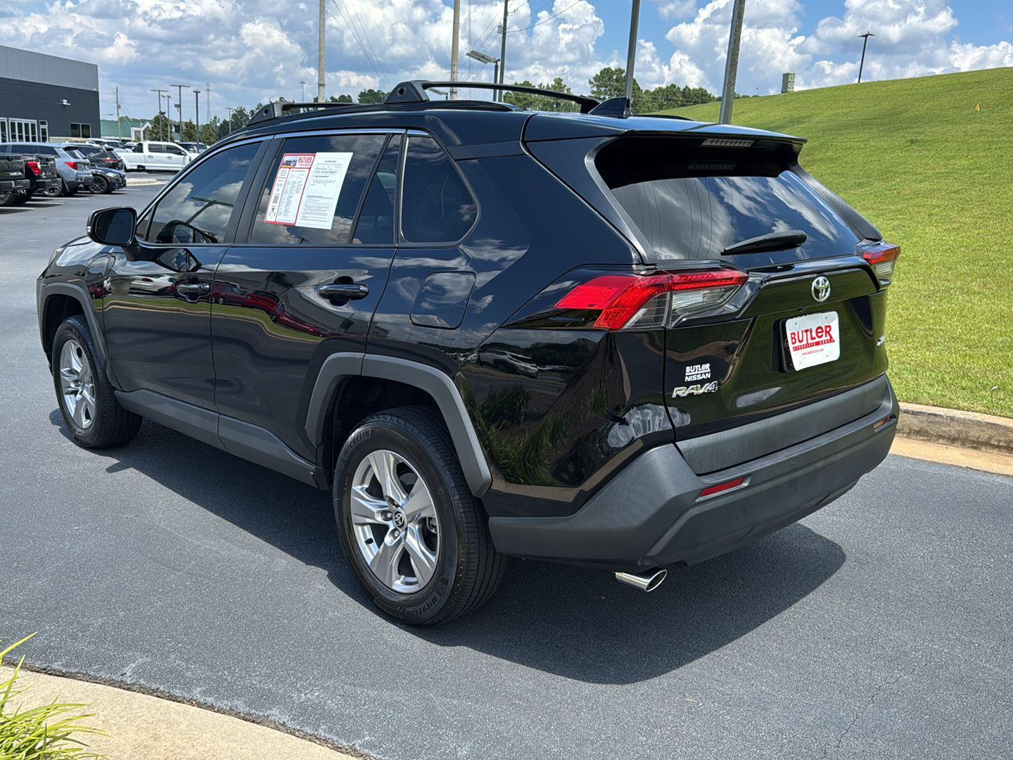 2022 Toyota RAV4 XLE photo 3