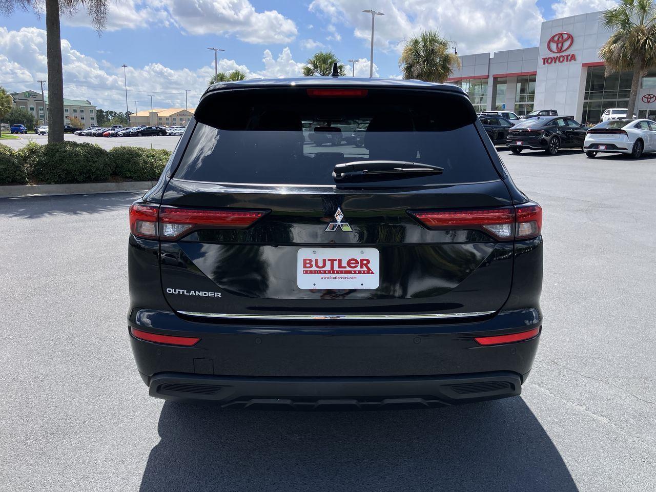 2024 Mitsubishi Outlander ES photo 4