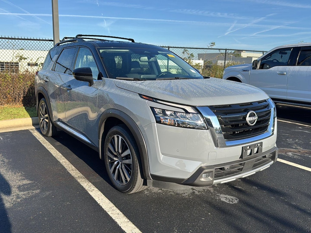 2022 Nissan Pathfinder Platinum photo 3