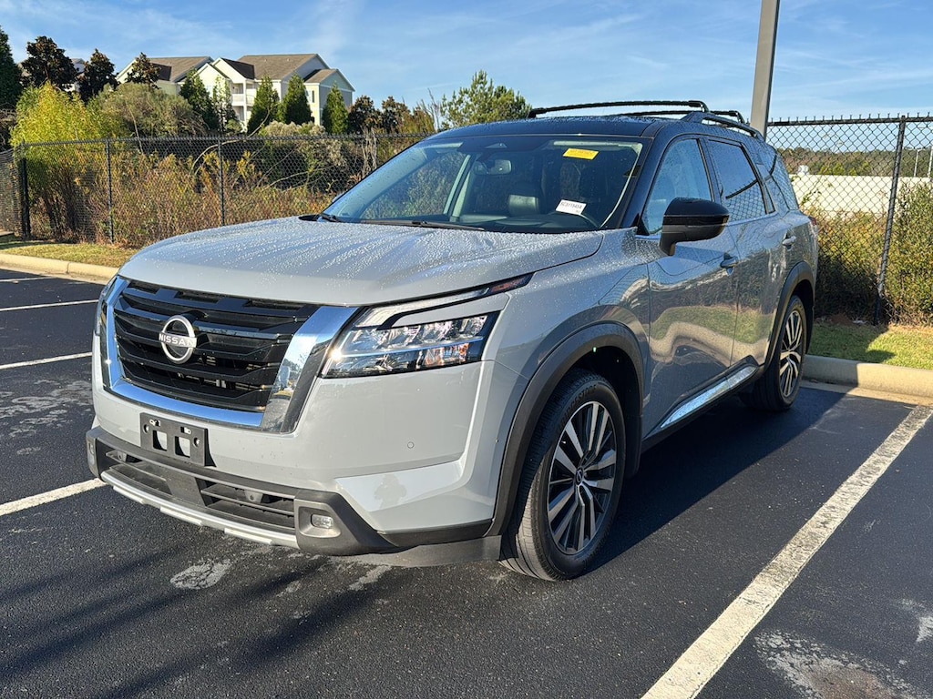 2022 Nissan Pathfinder Platinum photo 2