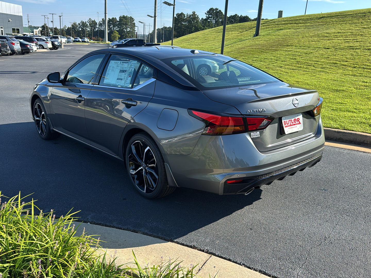 2025 Nissan Altima SR photo 2