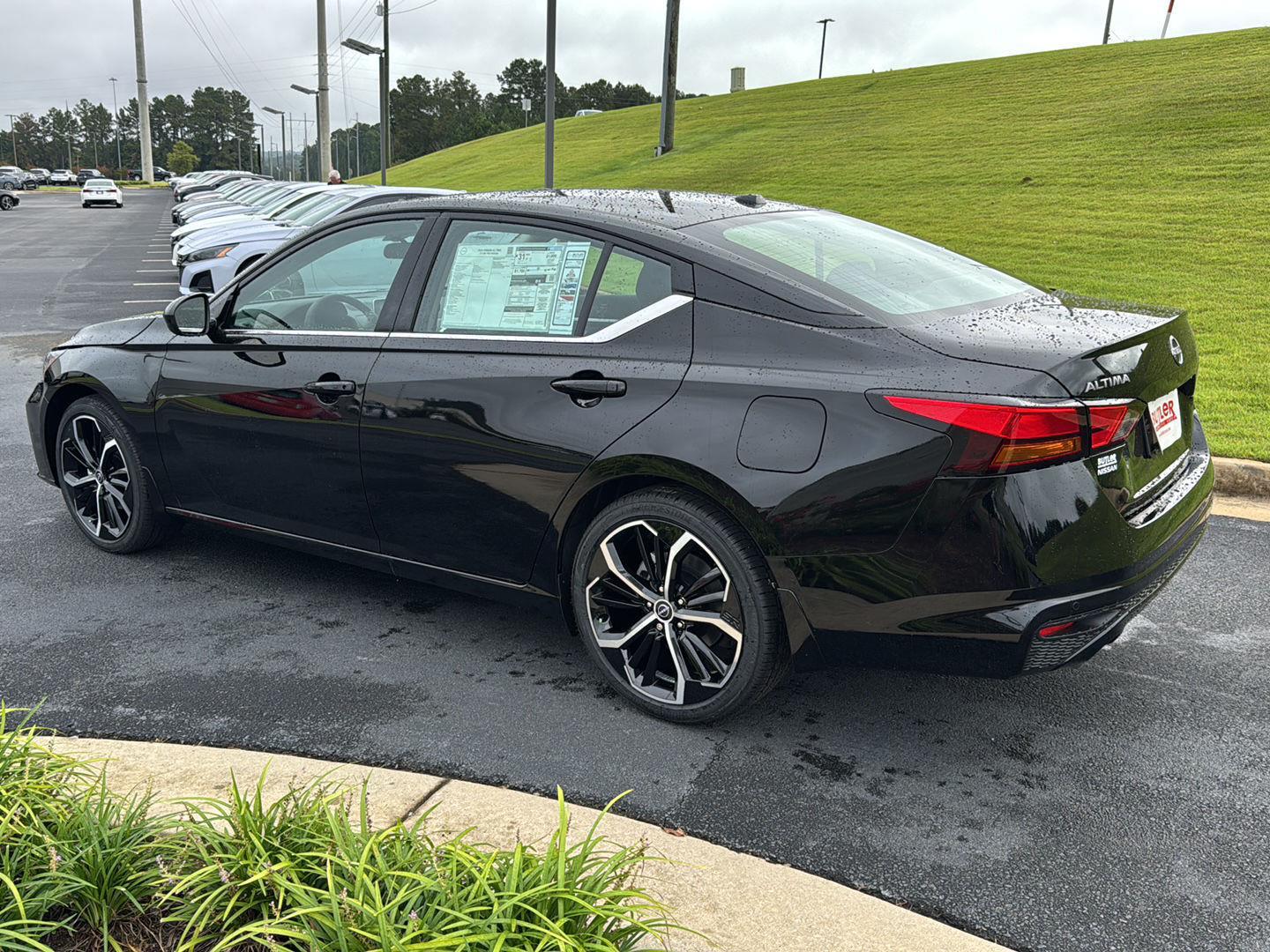 2025 Nissan Altima SR photo 3