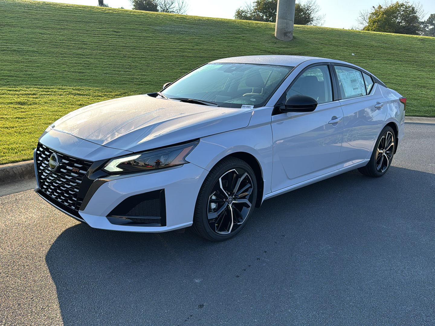 2025 Nissan Altima SR's photo