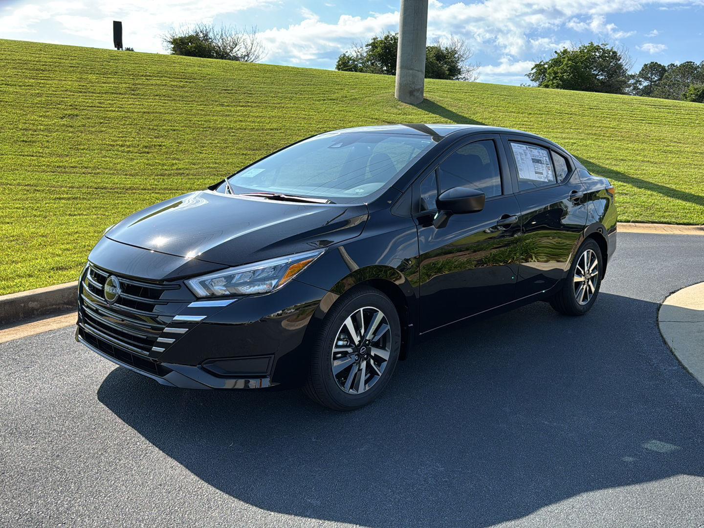 2025 Nissan Versa 1.6 S photo 2