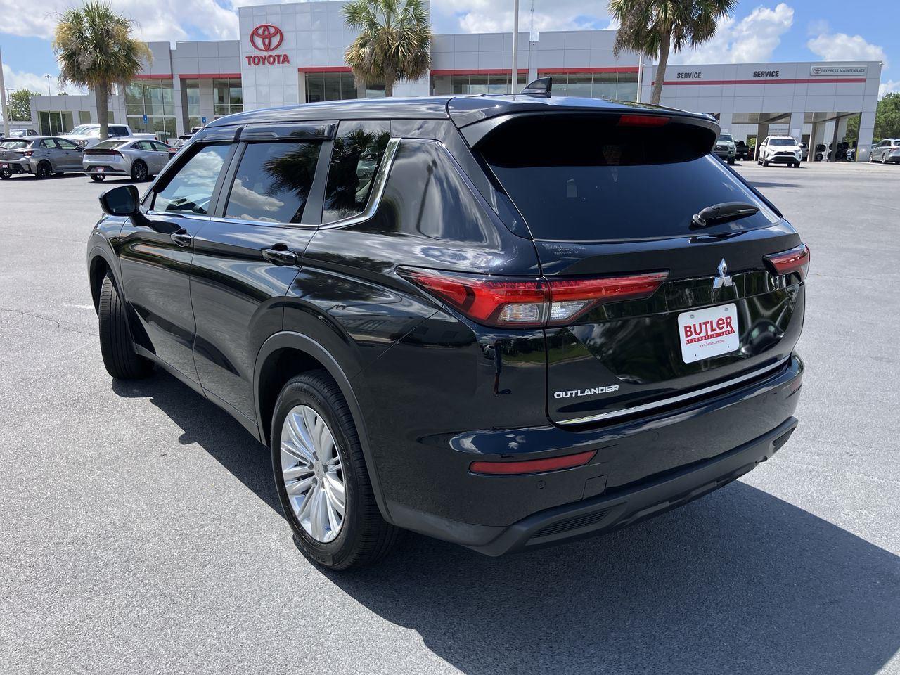 2024 Mitsubishi Outlander ES photo 3