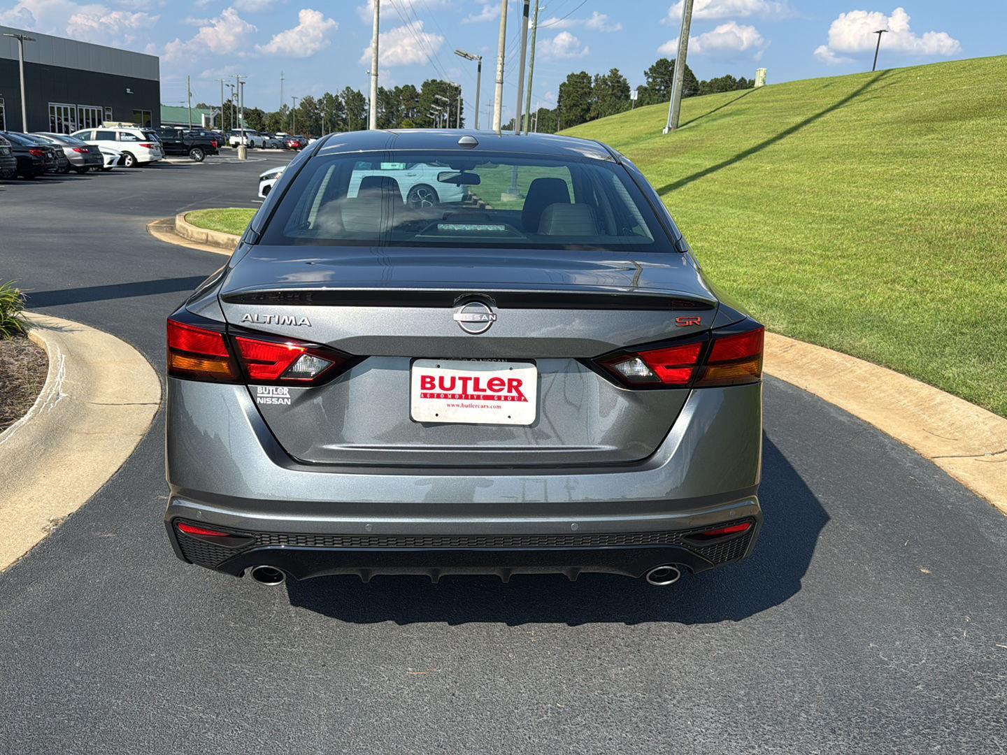 2025 Nissan Altima SR photo 4