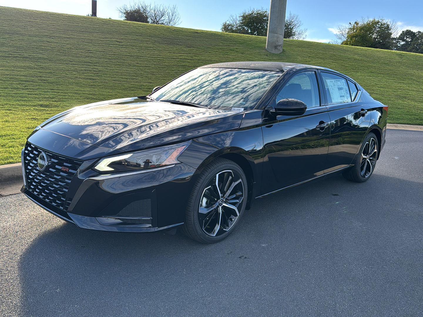 2025 Nissan Altima SR photo 2
