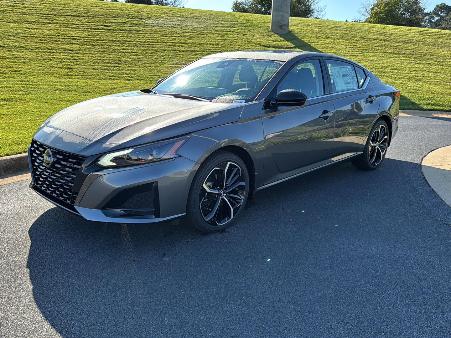 2025 Nissan Altima SR photo 2