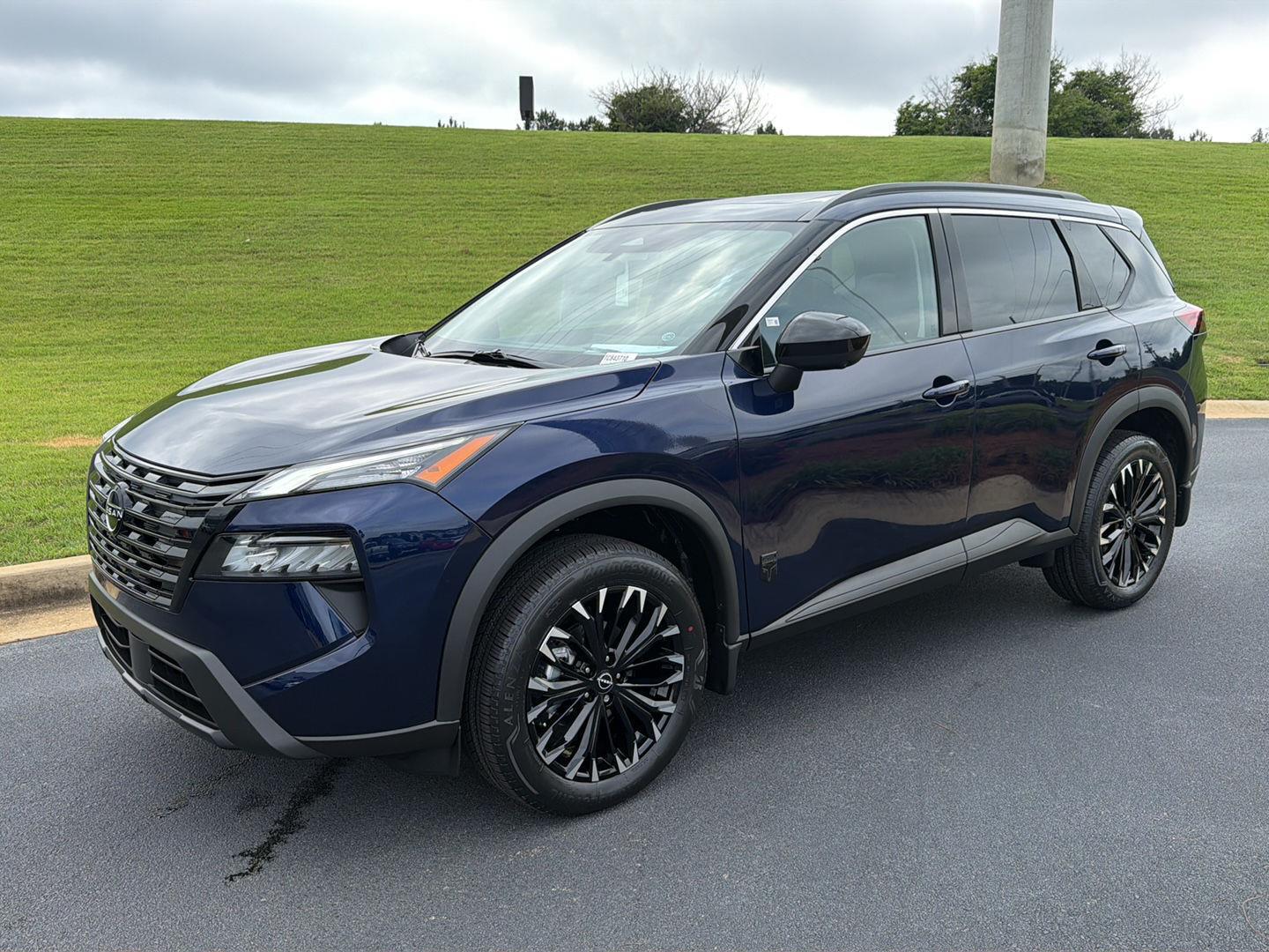 2026 Nissan Rogue Dark Armor's photo