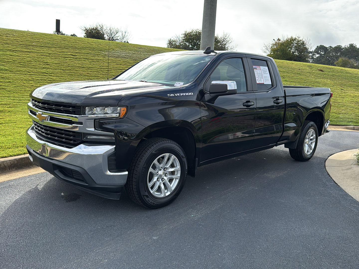 2020 Chevrolet Silverado 1500 LT photo 2