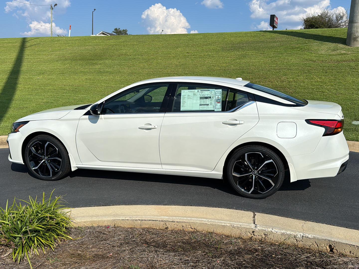 2025 Nissan Altima SR photo 3