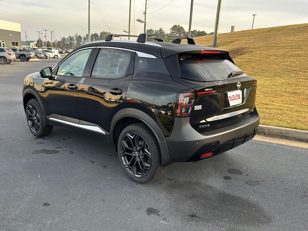 2026 Nissan Kicks SR photo 2
