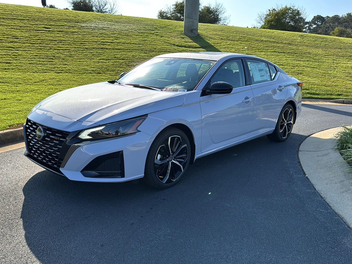 2025 Nissan Altima SR's photo