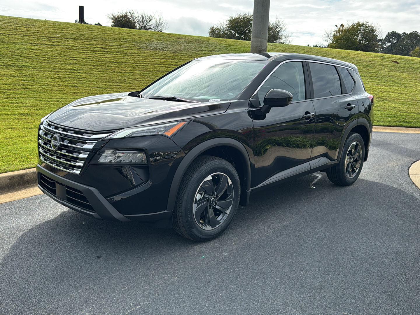 2026 Nissan Rogue SV photo 2