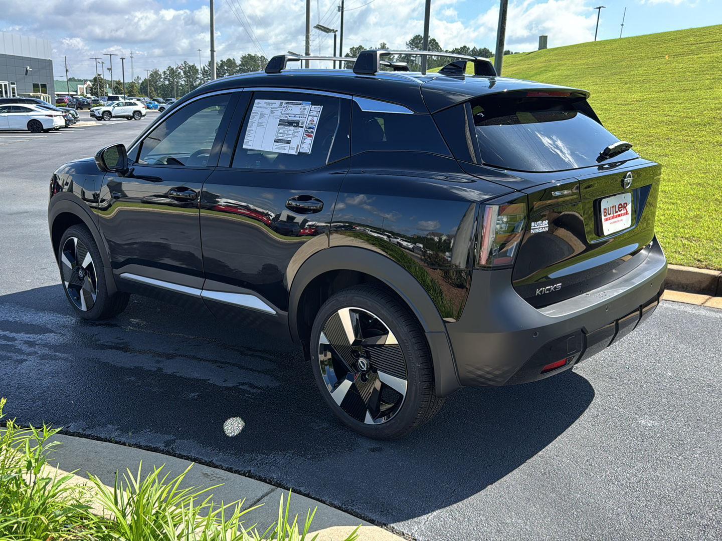 2025 Nissan Kicks SR photo 2