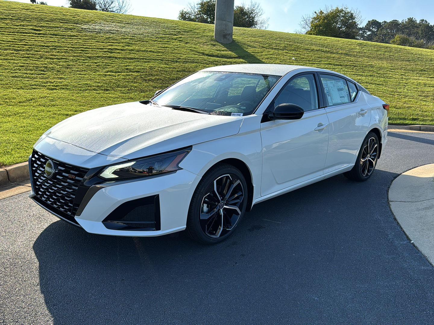 2025 Nissan Altima SR's photo