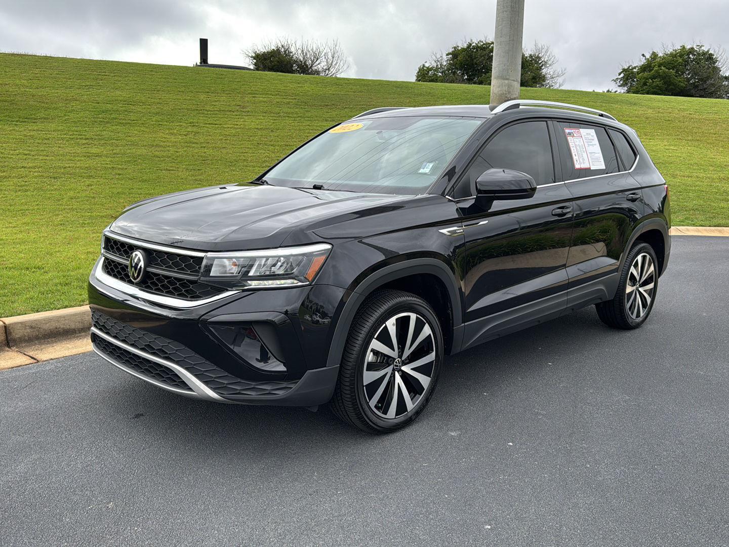2022 Volkswagen Taos SE photo 2
