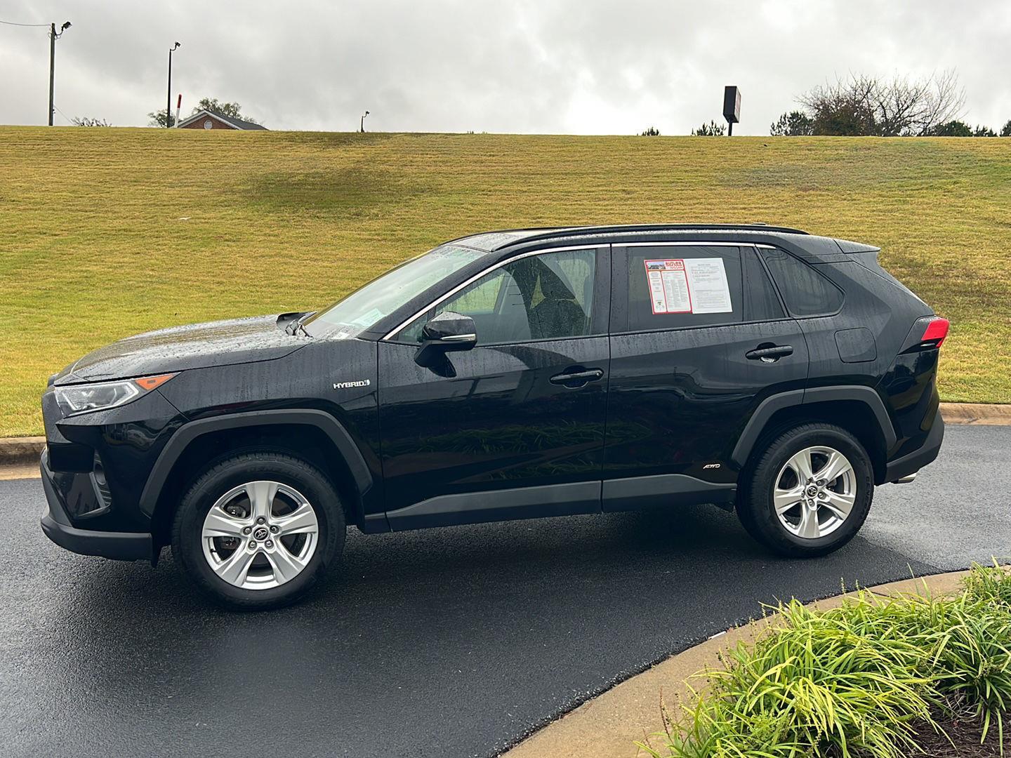 2021 Toyota RAV4 Hybrid XLE photo 2