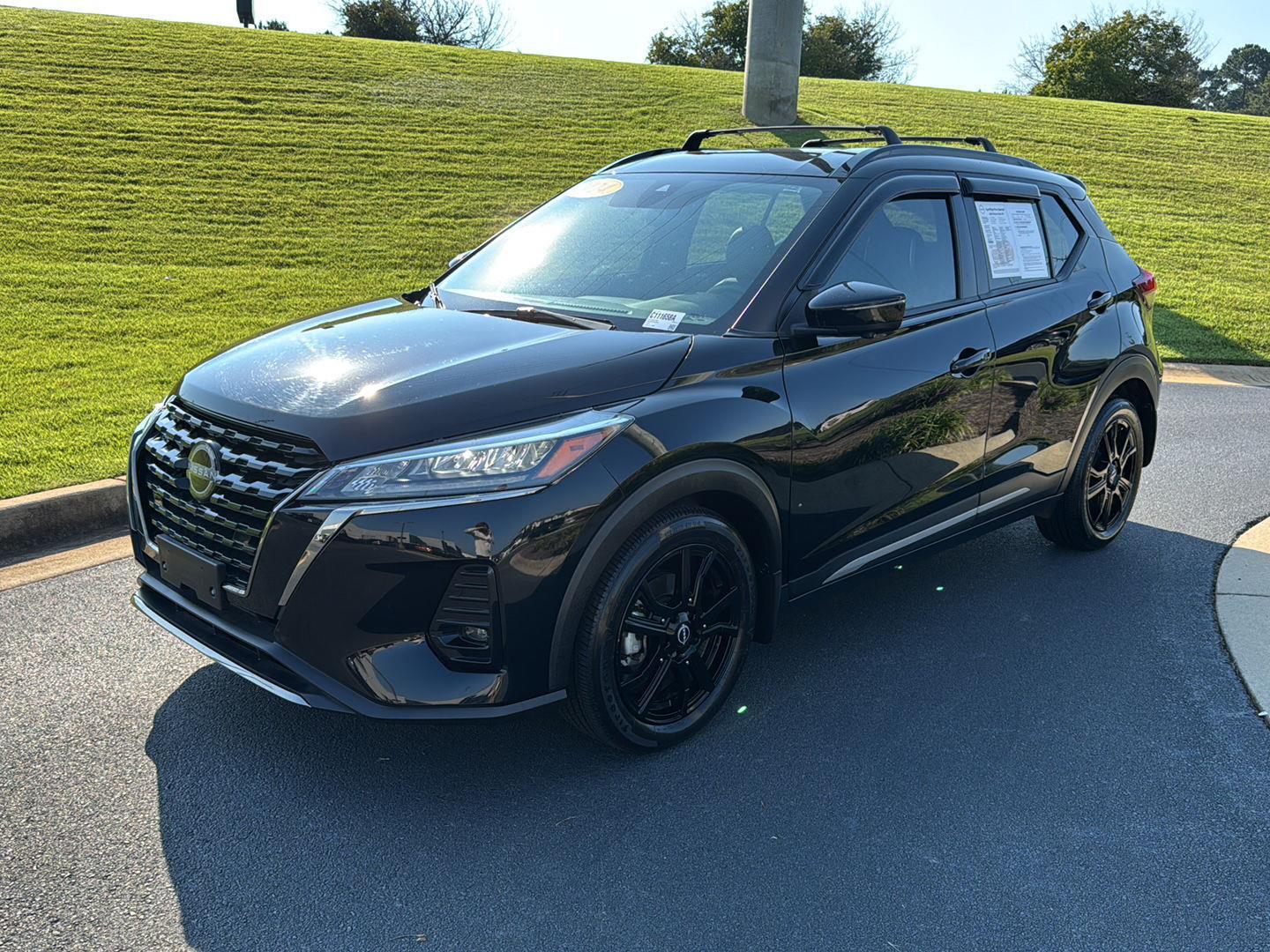2024 Nissan Kicks SR photo 2