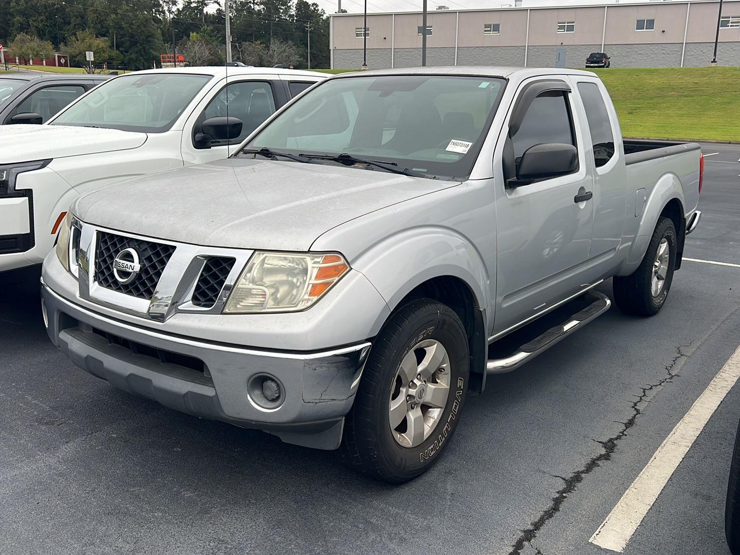 2011 Nissan Frontier SV photo 2