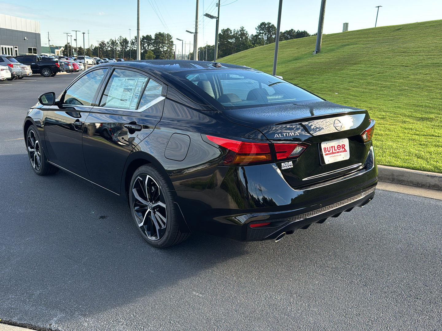 2025 Nissan Altima SR photo 3