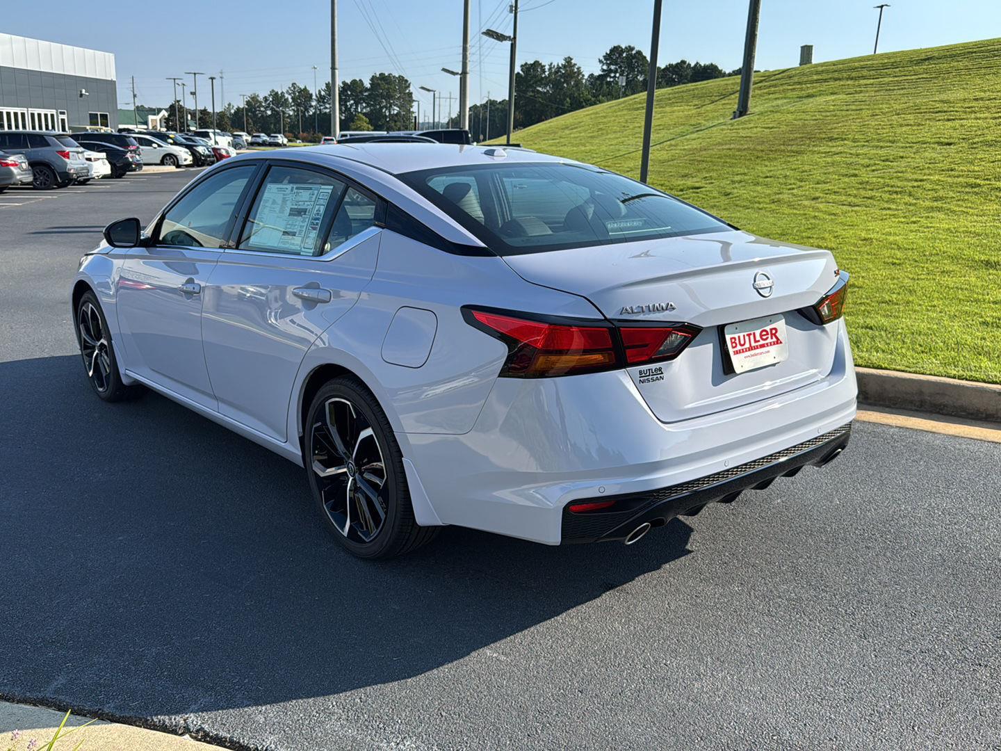 2025 Nissan Altima SR photo 3