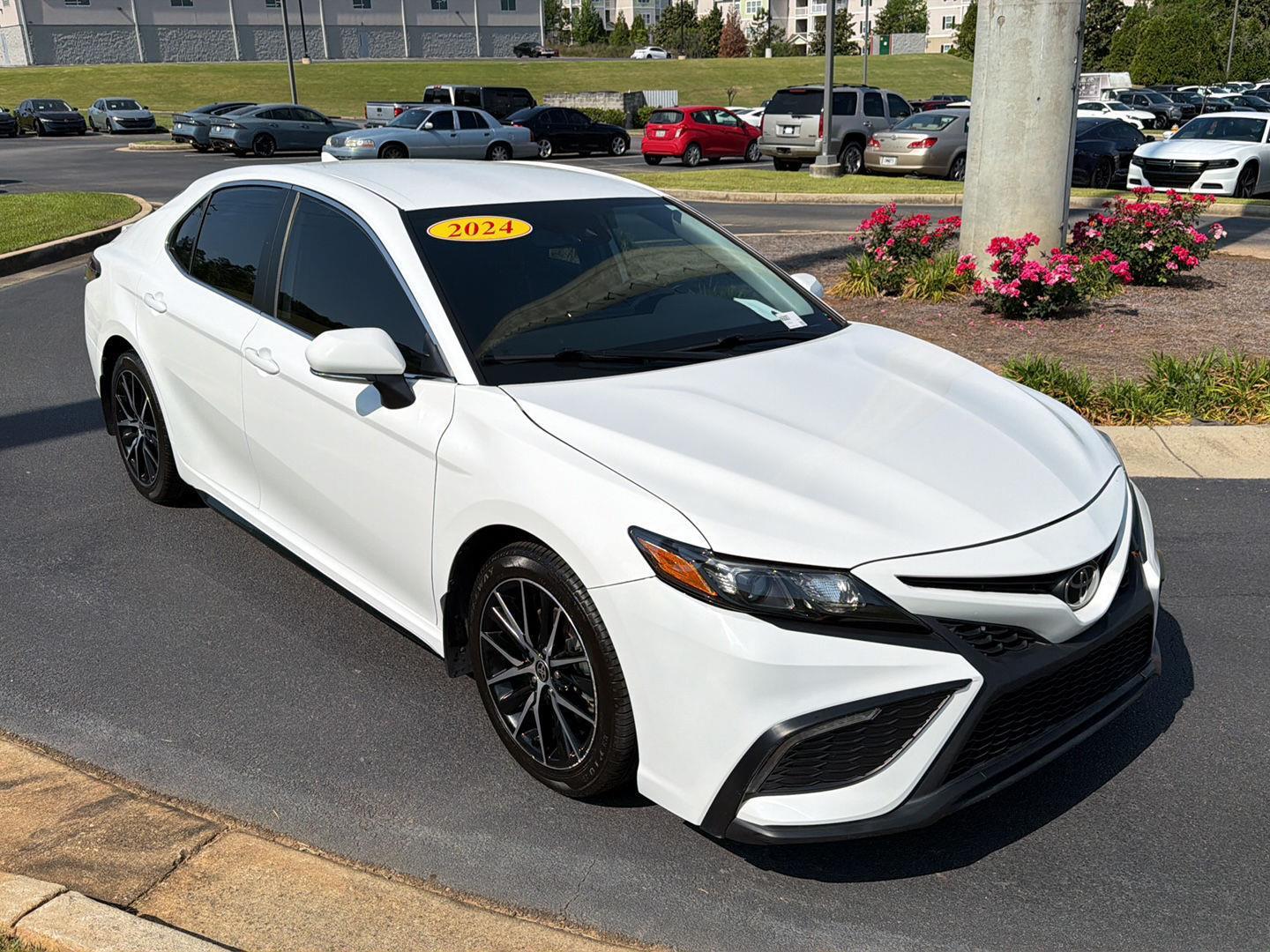 2024 Toyota Camry SE - Photo 8