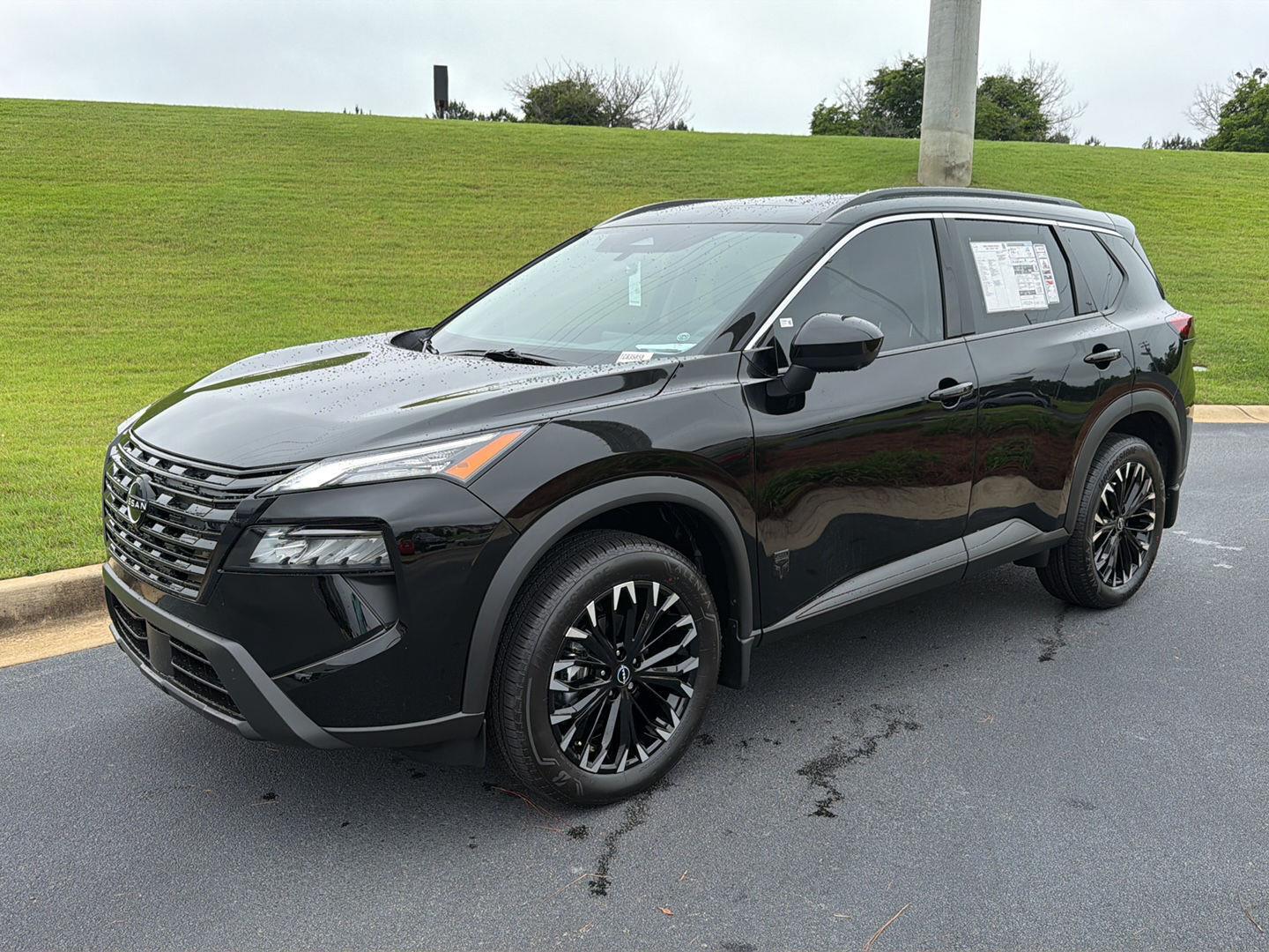2026 Nissan Rogue Dark Armor's photo