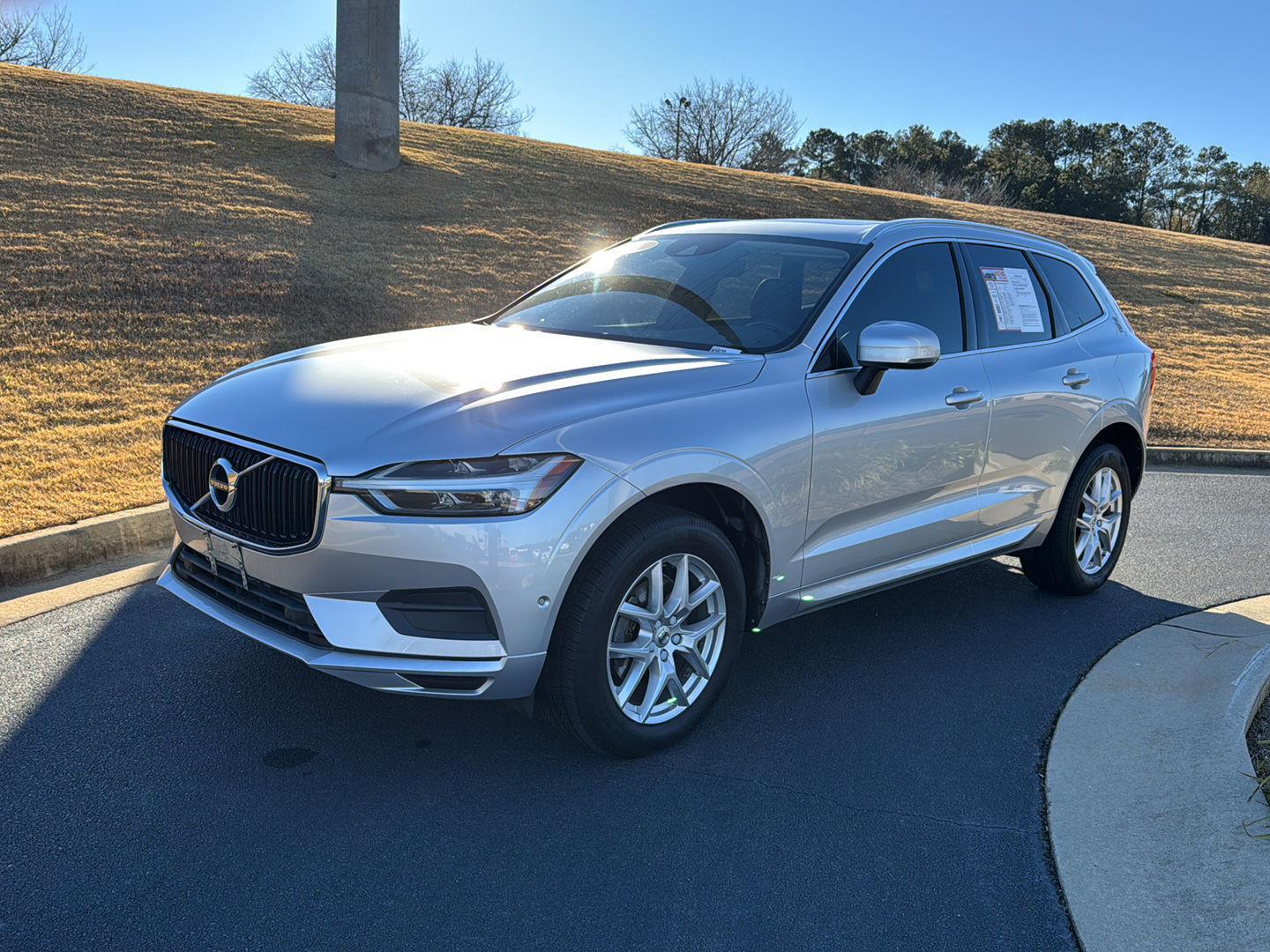 2019 Volvo XC60 Momentum's photo