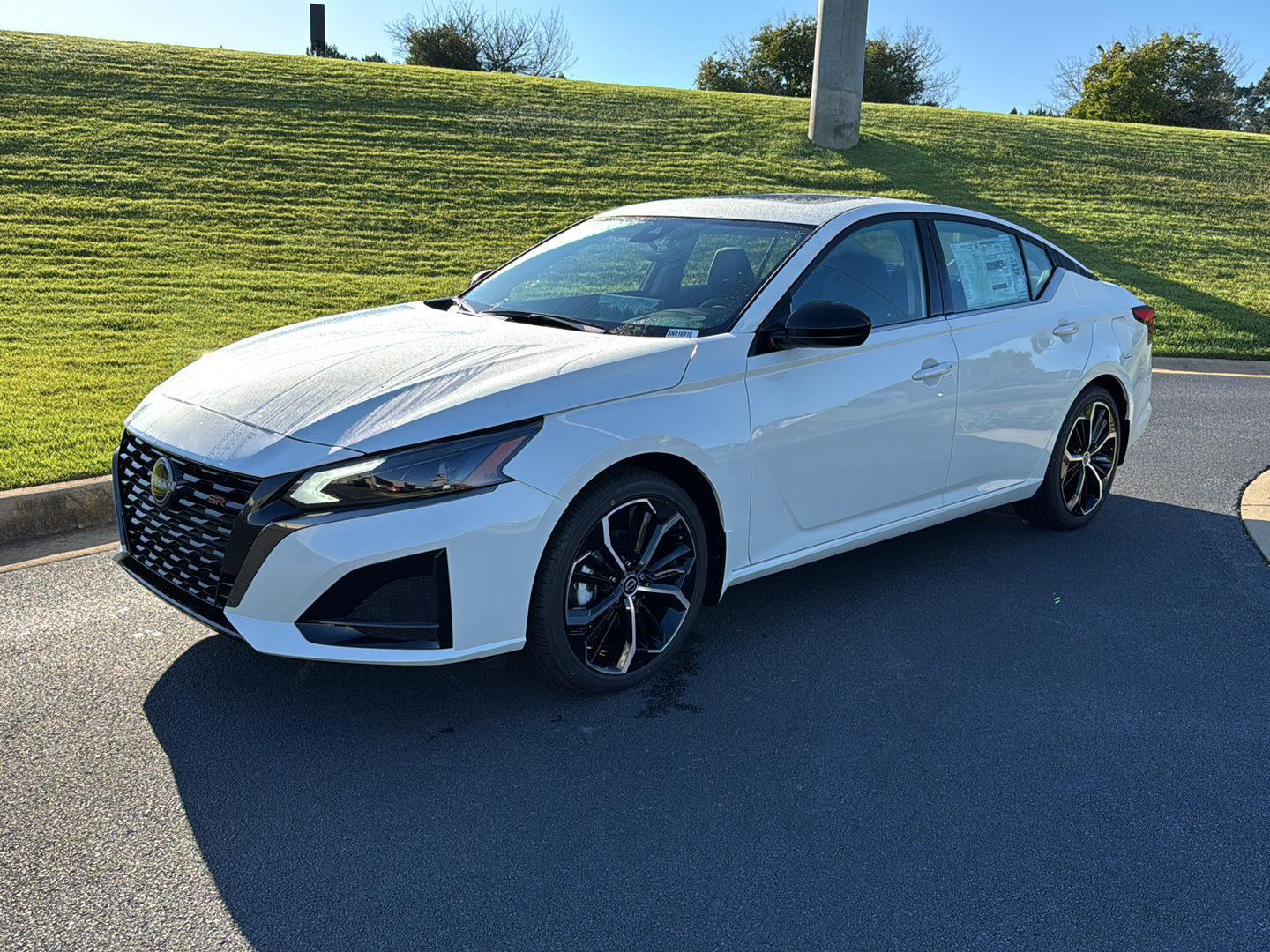 2025 Nissan Altima SR's photo