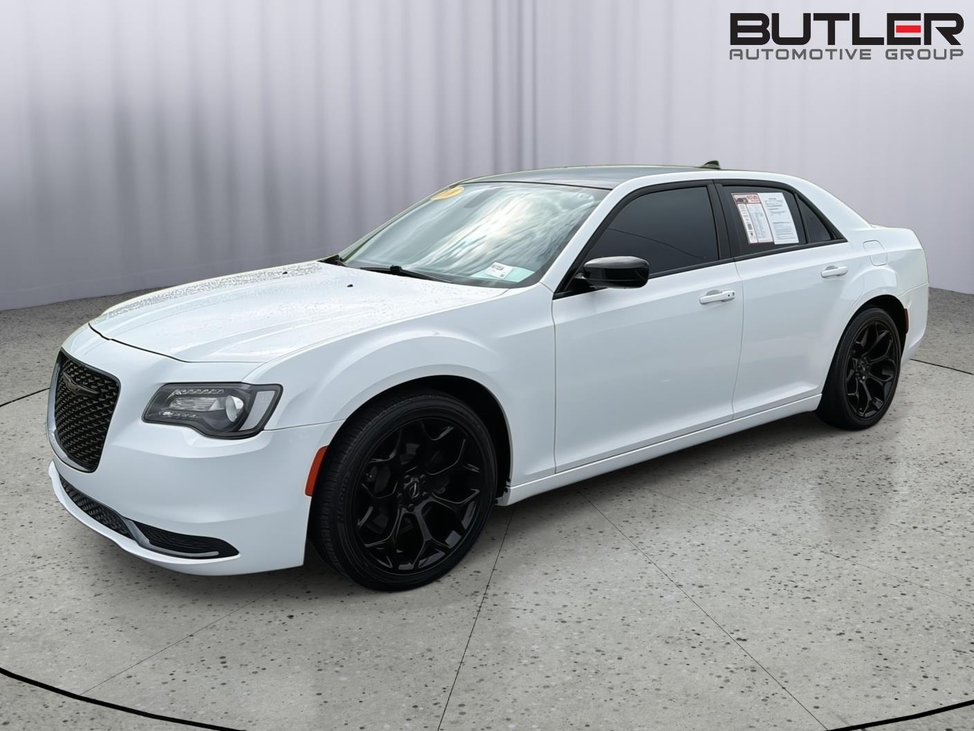 2018 Chrysler 300 Touring's photo