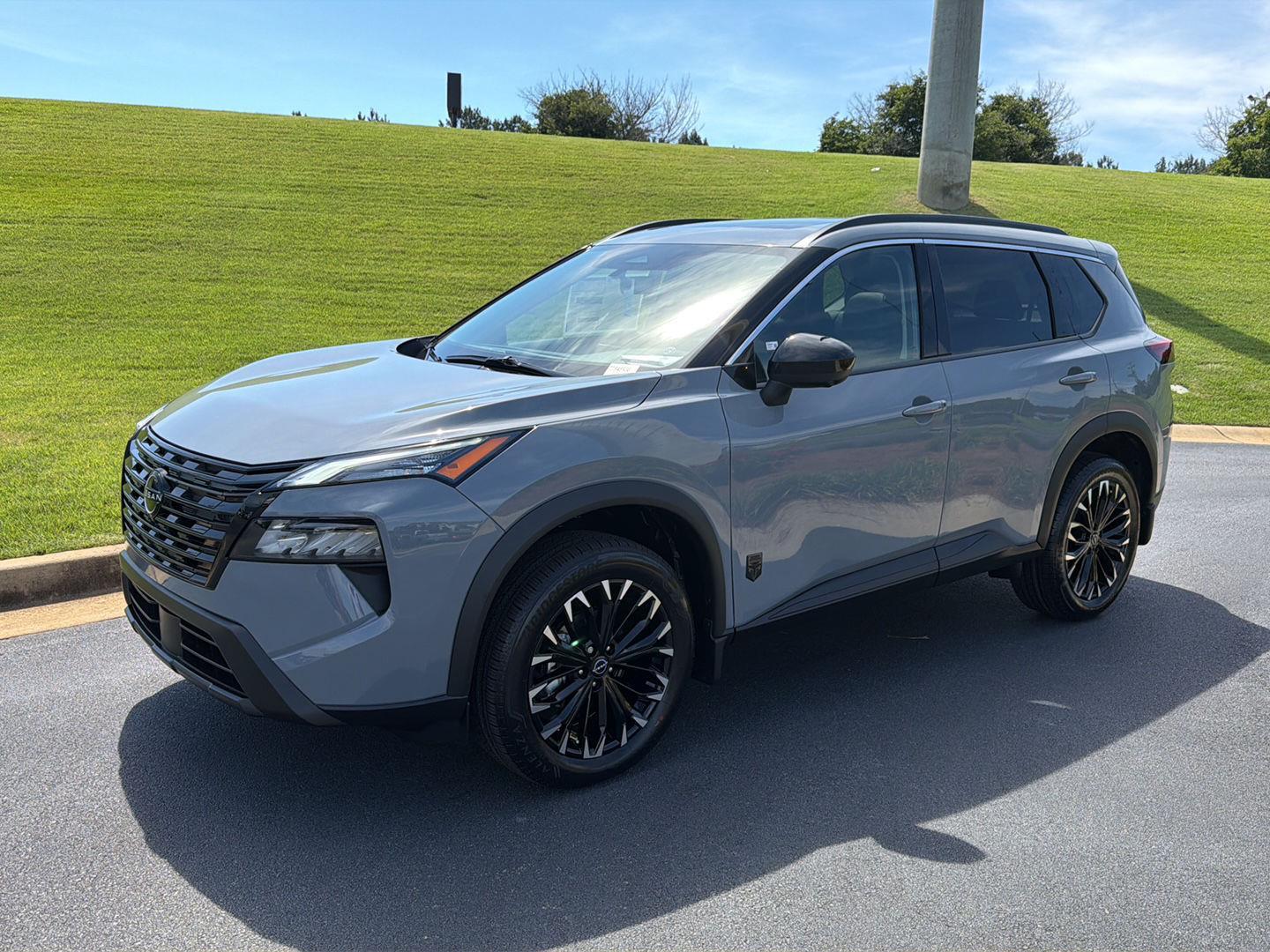 2026 Nissan Rogue Dark Armor's photo