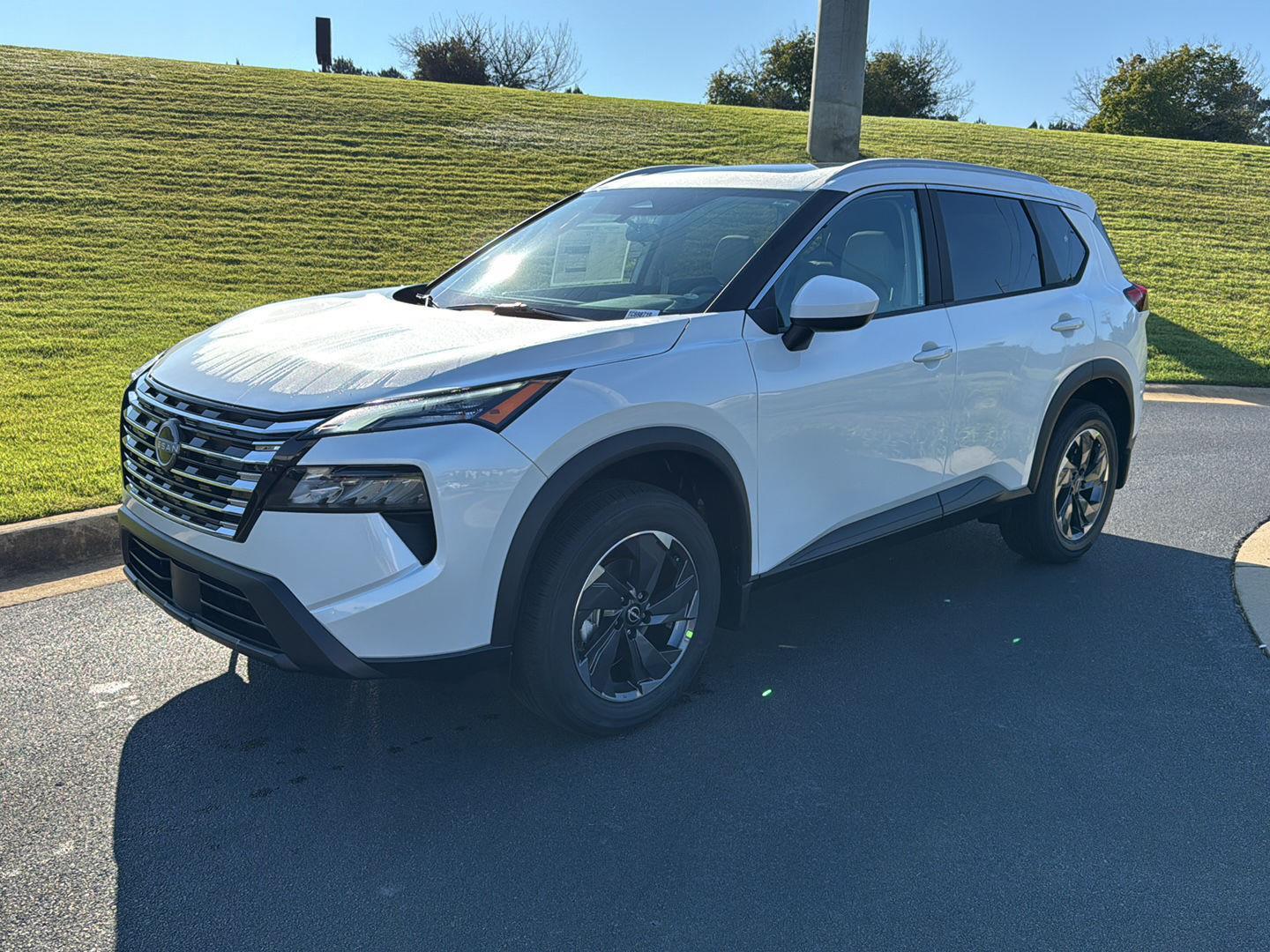 2026 Nissan Rogue SV photo 2