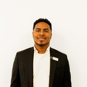Staff member Chris Thomas from ID_542ff00cec09