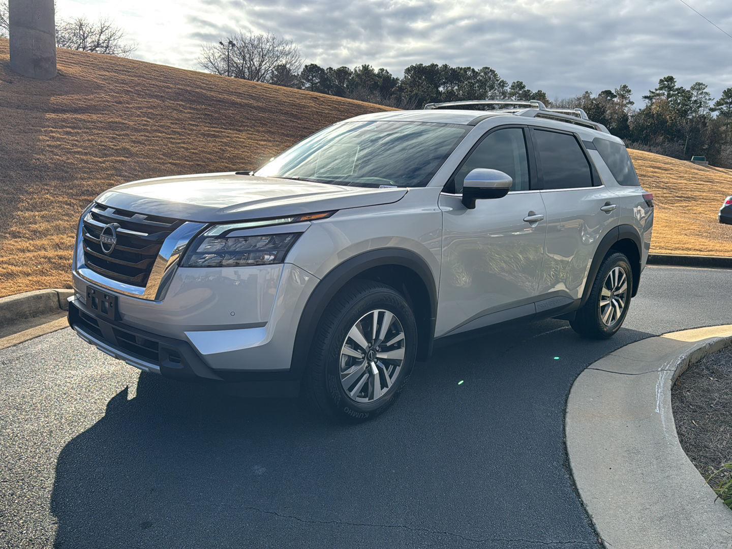 2025 Nissan Pathfinder SL's photo