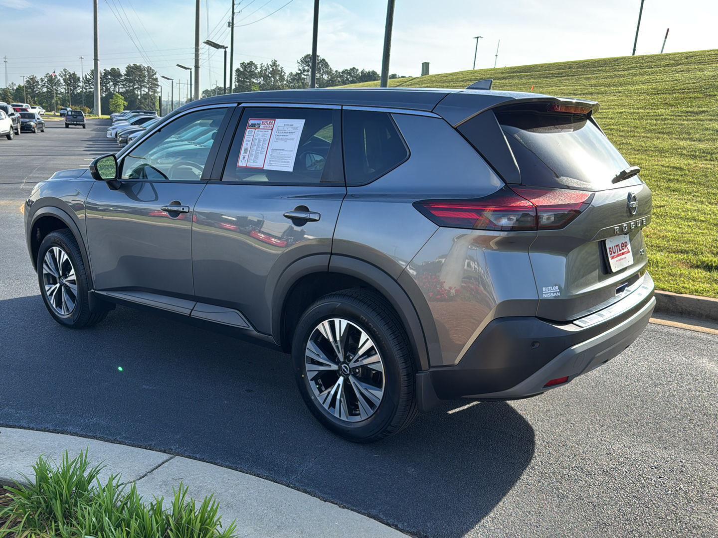 2022 Nissan Rogue SV photo 2