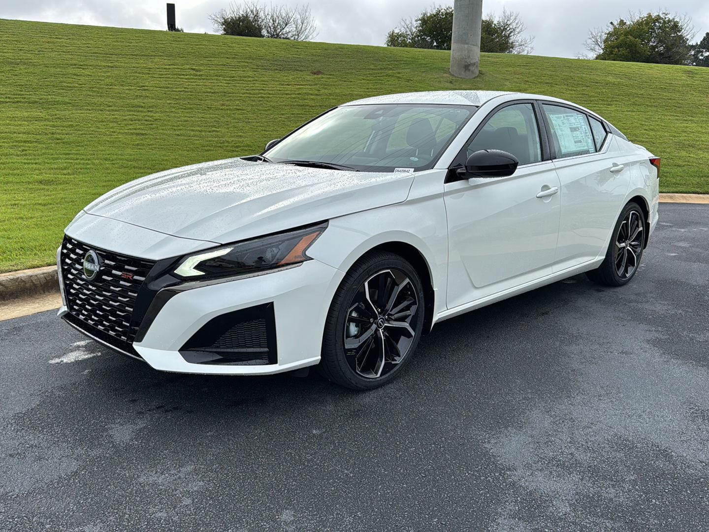 2025 Nissan Altima SR photo 2