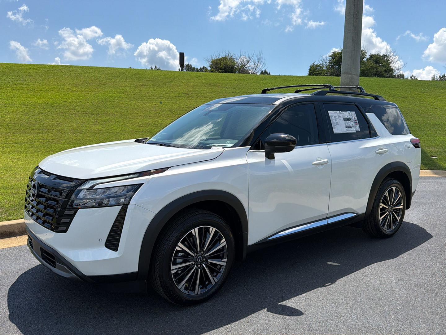2026 Nissan Pathfinder Platinum 2WD's photo