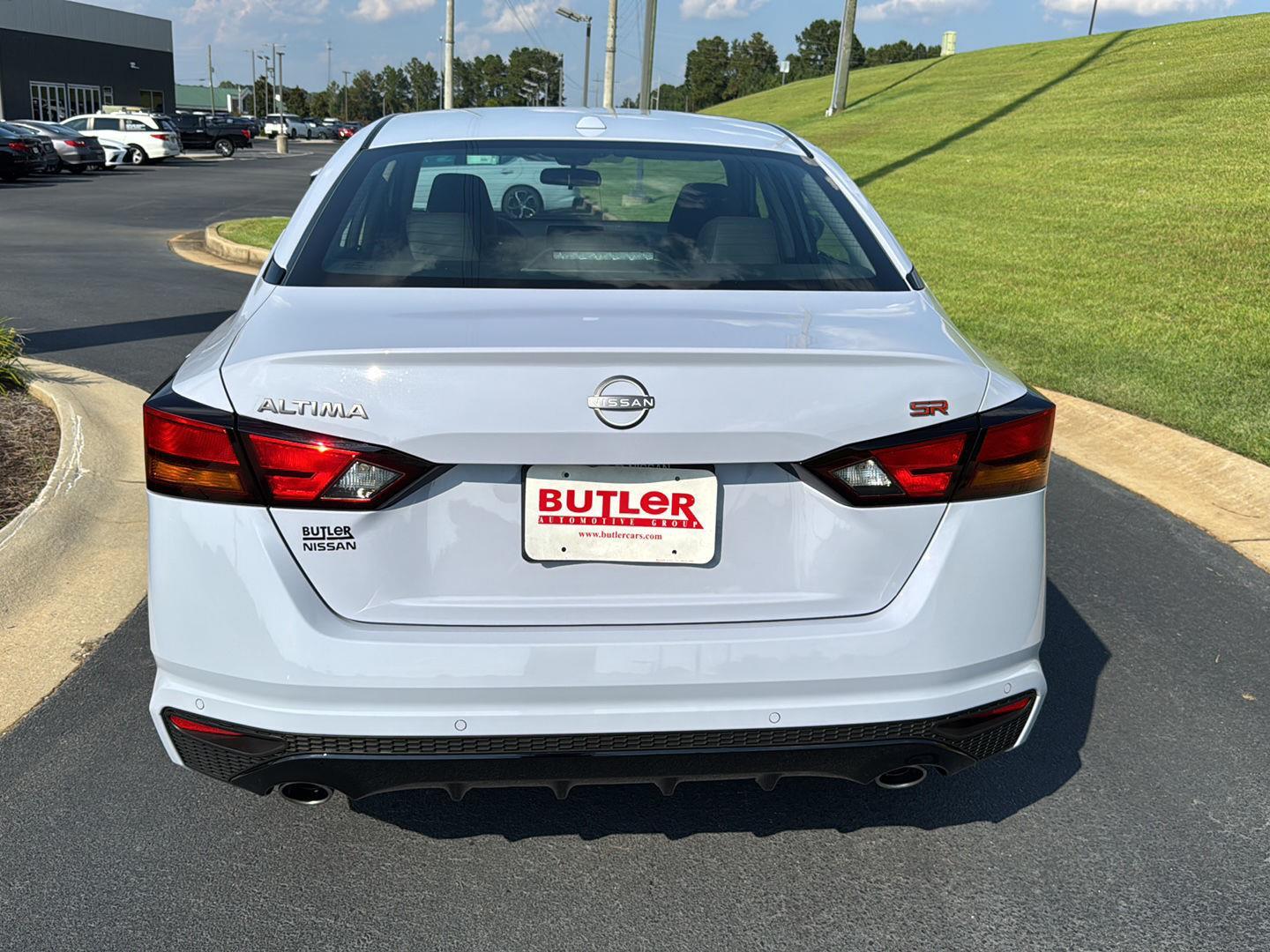 2025 Nissan Altima SR photo 3