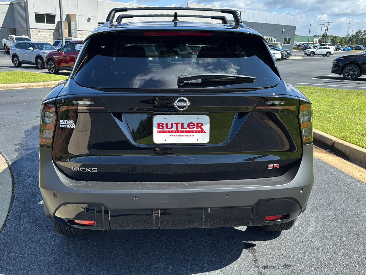 2025 Nissan Kicks SR photo 3