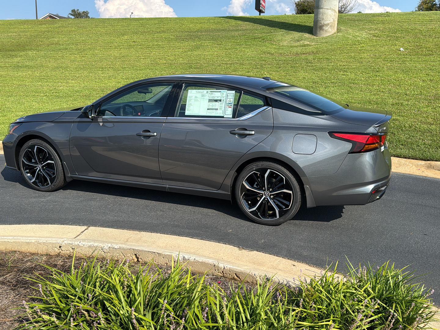2025 Nissan Altima SR photo 3