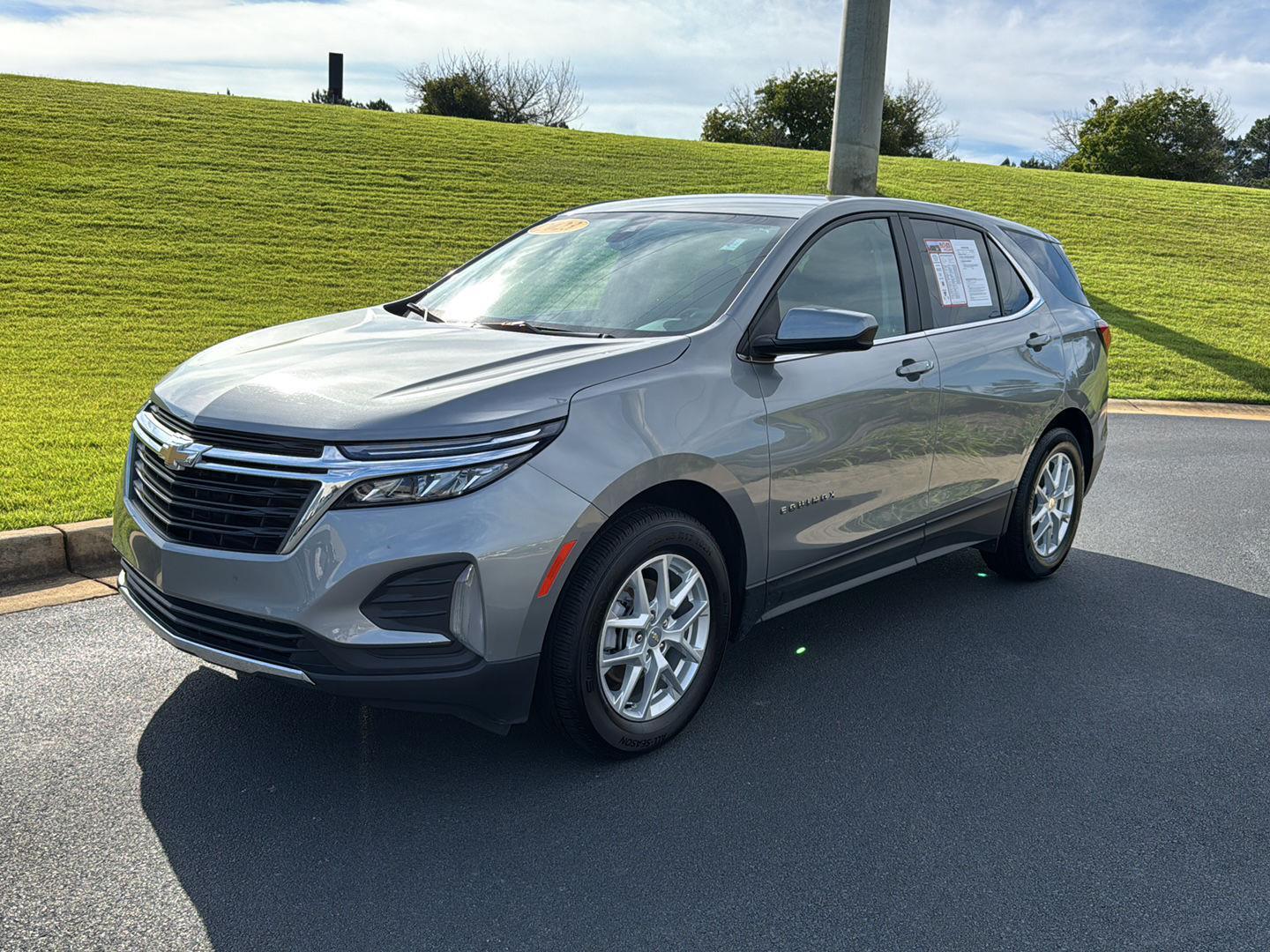 2023 Chevrolet Equinox LT photo 2